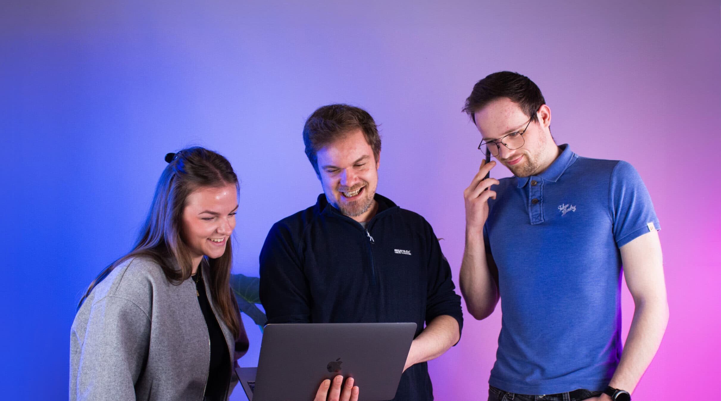 anouk, robbert kijken naar laptop. Thimo belt.