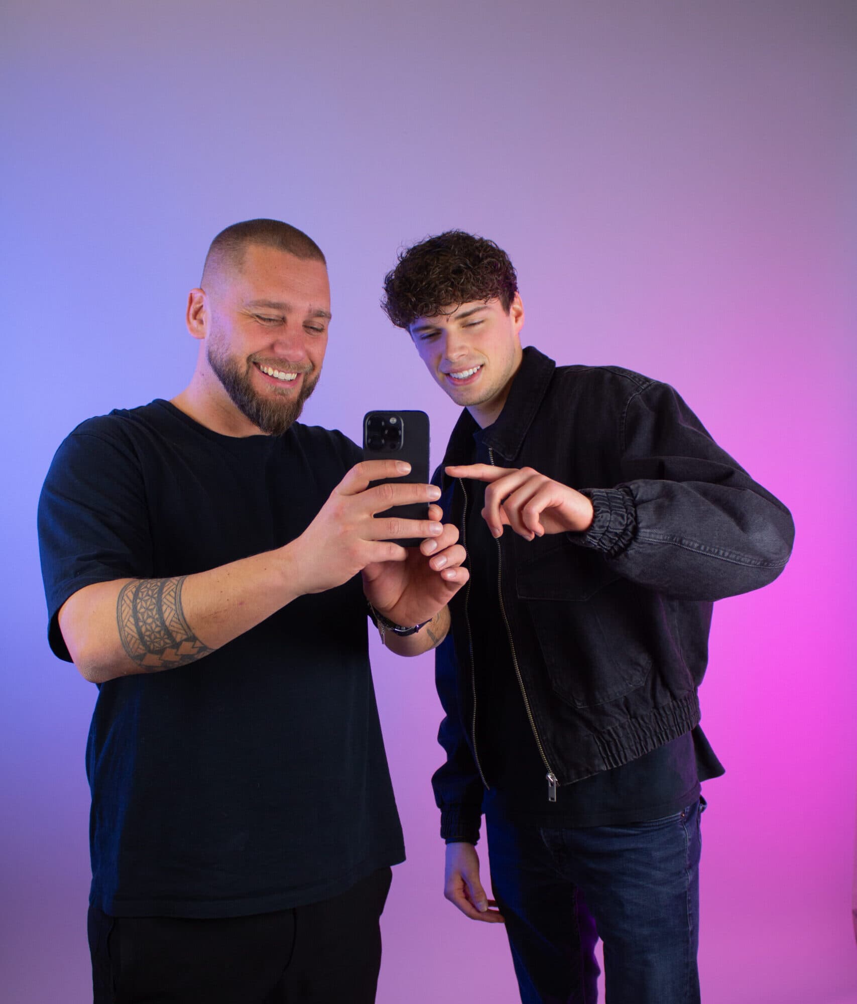 milan en erwin kijken naar een telefoon